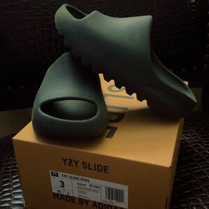 Kids Yeezy Slides Size 3 Dark Onyx